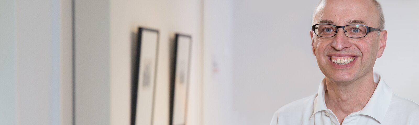 Portrait von Dr. med. Ulrich Rieger in Praxisräumen