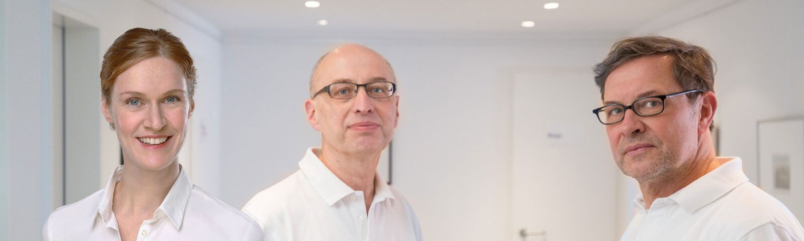 Die drei Ärzte Dr. Tiburtius, Dr. Rieger und Dr. Schultze stehen in den Praxisräumen mit Blick in die Kamera